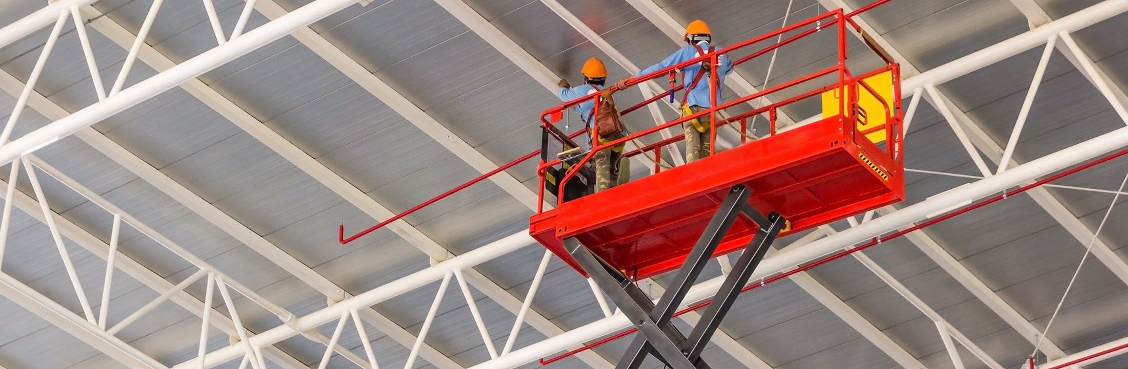 Scissor,Lift,Platform,With,Hydraulic,System,Elevated,Towards,A,Factory